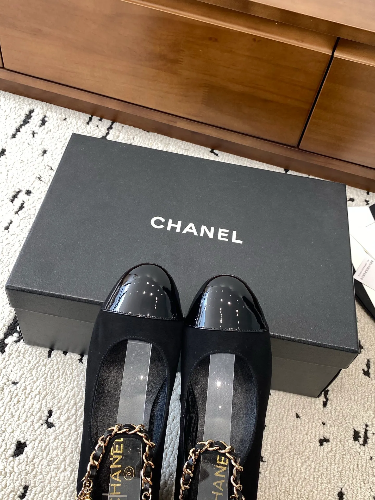 👟👟Ex-factory price 600👟👟 High version 🍀CHANEL2025 new autumn and winter model, Mary Jane leather surface Chanel Xiaoxiang C home flat classic metal chain shoes Comfortable Mary Jane shoes Catwalk haute couture customization, simple yet sweet and playful Solid color fabric is refreshing and easy to put on Buckle design shoes are more heeling Upper: Customized sheepskin Inner foot pad: sheepskin Sole: Italian genuine leather sole Size: 35-40 (40 customized, non-refundable) 👉 👉 Buy now👉 Buy now👉 Buy now👉